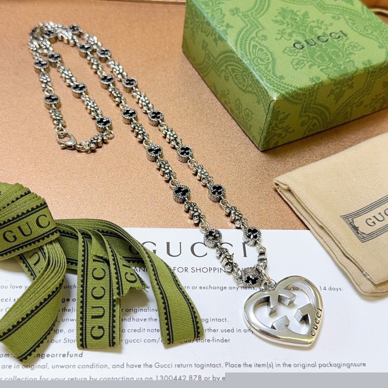 G*u*i necklaces